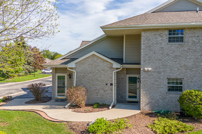 Emerald Pointe Condominiums in Brookfield, WI - Foto de edificio - Building Photo