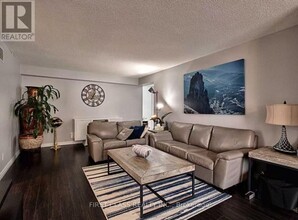 115 Omni Dr in Toronto, ON - Building Photo - Building Photo