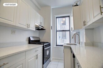 315 W 102nd St in New York, NY - Building Photo - Building Photo
