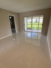 9911 Sandalfoot Blvd in Boca Raton, FL - Foto de edificio - Building Photo