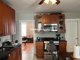 281 Cardinal Medeiros Ave, Unit 1B in Cambridge, MA - Building Photo