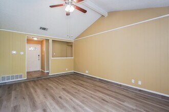 6029 Dustin Dr in Watauga, TX - Foto de edificio - Building Photo