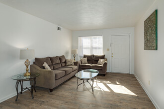 Admiral's Way Apartments in Norfolk, VA - Building Photo - Interior Photo