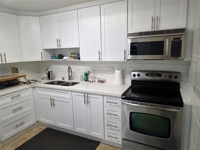 1811 Jefferson St, Unit 501 in Hollywood, FL - Building Photo - Building Photo