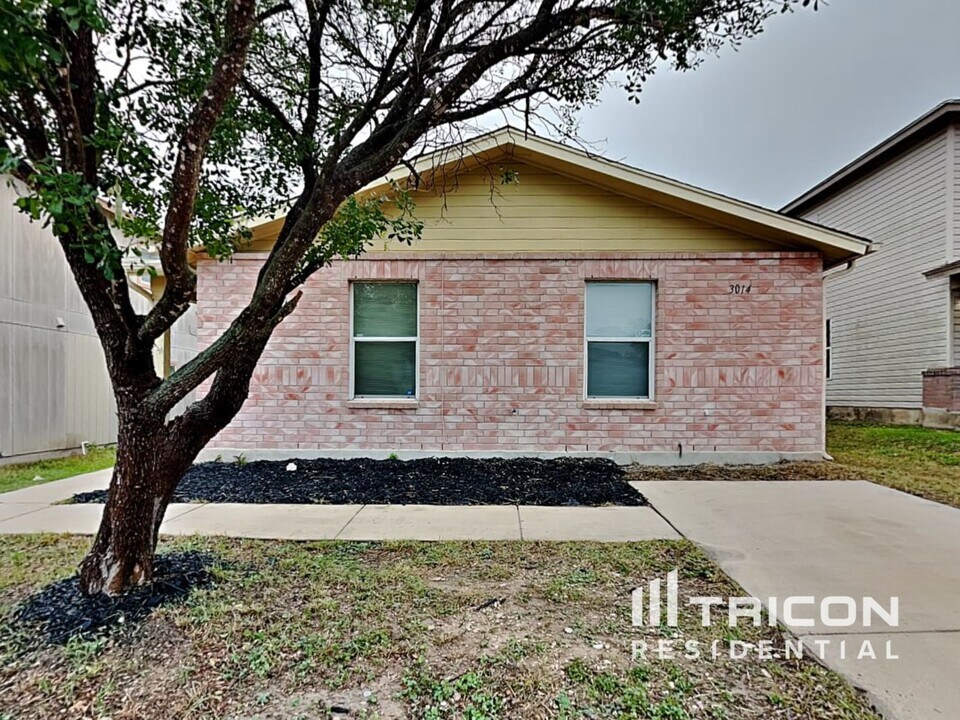 3014 Edison Crest in San Antonio, TX - Building Photo