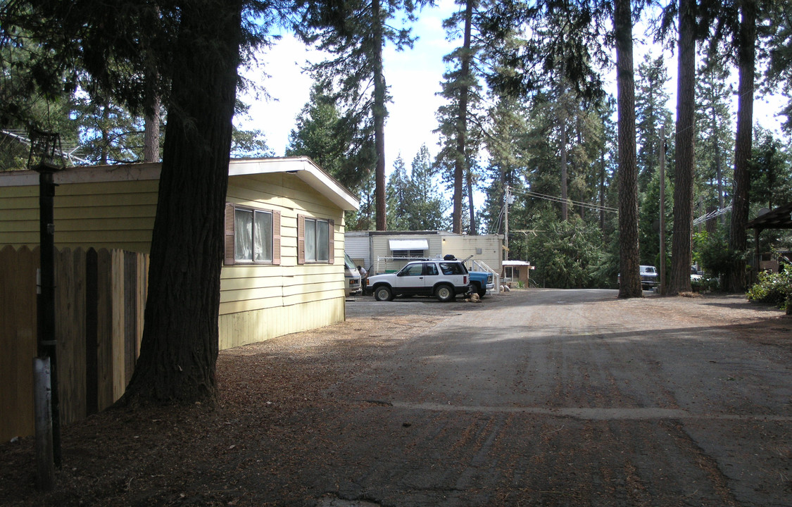 Buckeye Lake Mobile Manor RV Park & Cabins in Georgetown, CA - Building Photo