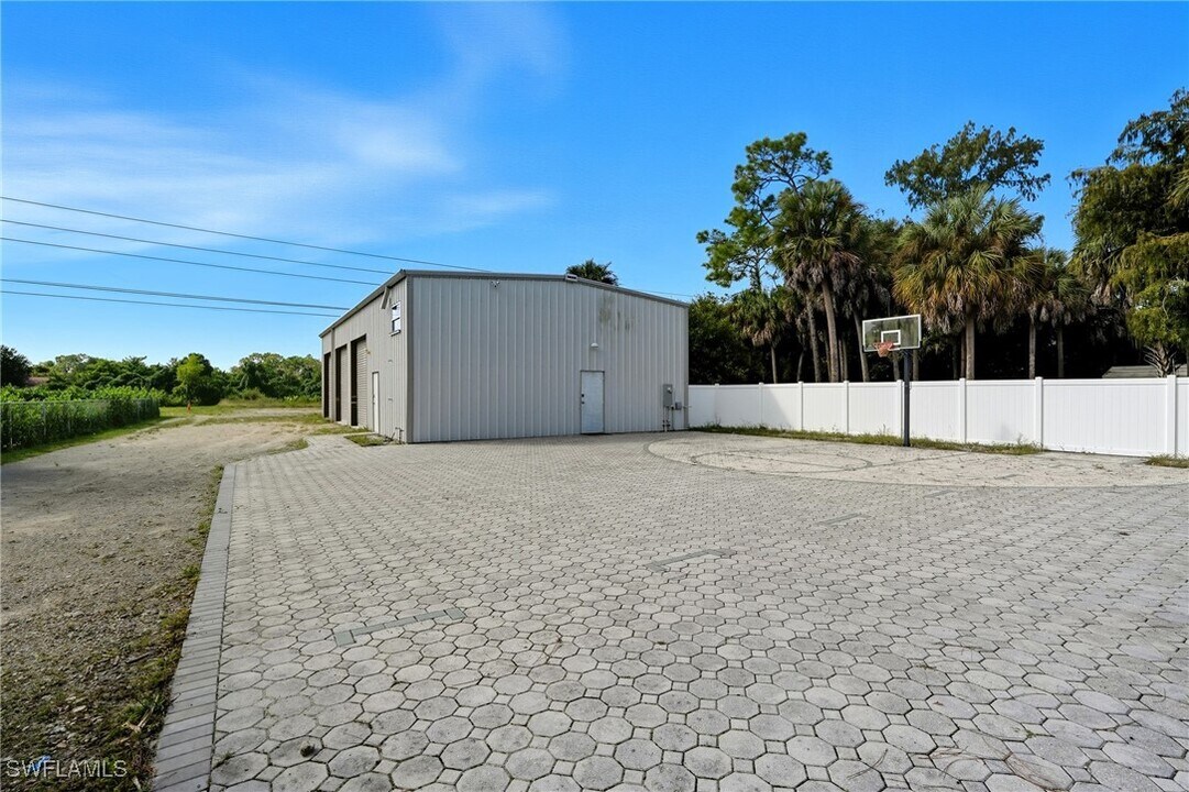 6070 Lancewood Way in Naples, FL - Building Photo