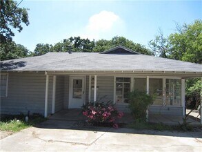 2621 N Locust St in Denton, TX - Building Photo - Building Photo