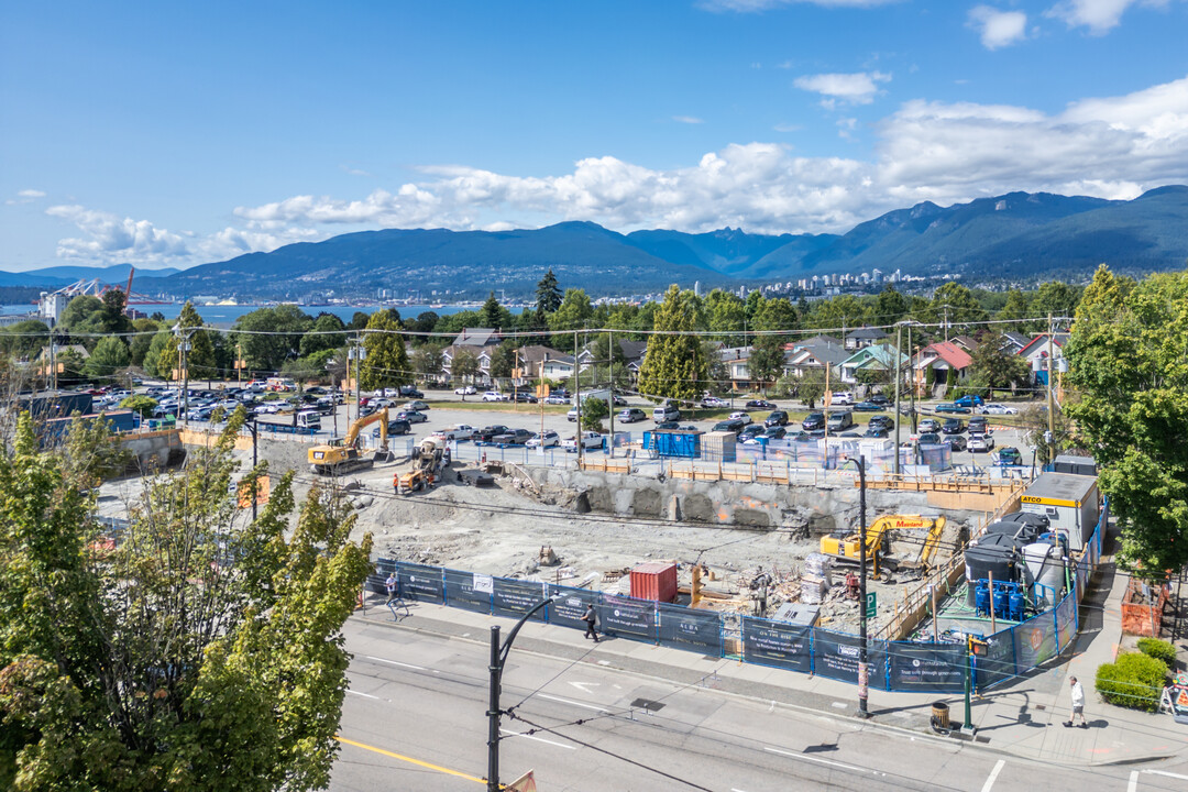 2585 Hastings St E in Vancouver, BC - Building Photo