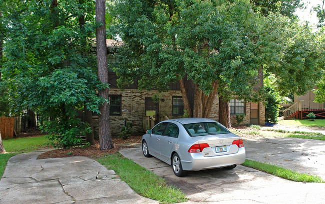 2322 Claremont Ln in Tallahassee, FL - Foto de edificio - Building Photo