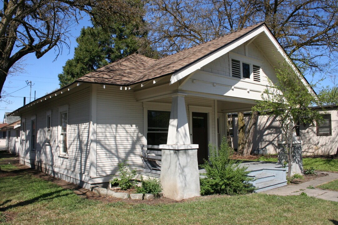 717 E Jackson St in Medford, OR - Building Photo