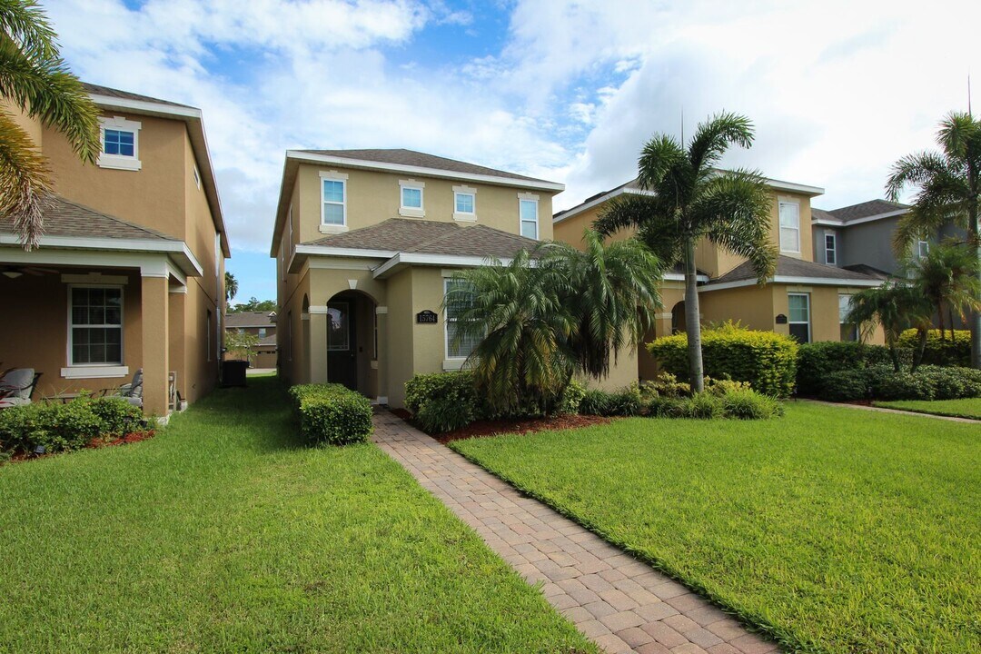 15764 Ave Of The Arbors in Winter Garden, FL - Building Photo