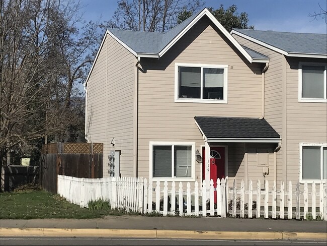 119 E Hersey St in Ashland, OR - Building Photo - Building Photo