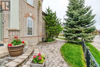 1 Johnswood Crescent in Vaughan, ON - Building Photo - Building Photo