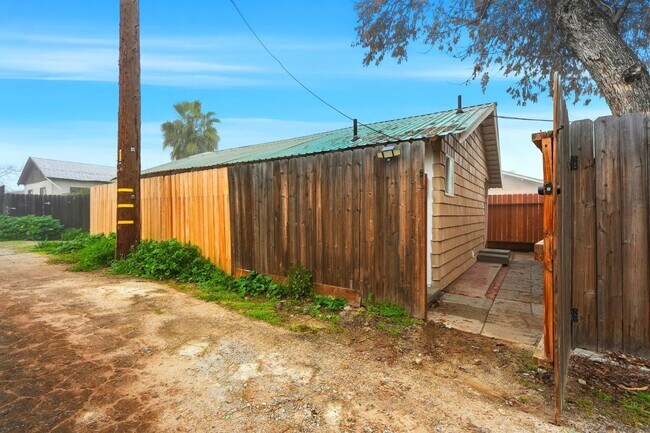 910 Kaweah St in Hanford, CA - Building Photo - Building Photo