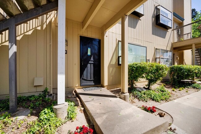 2280 Hurley Way in Sacramento, CA - Building Photo - Building Photo