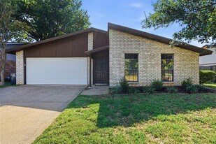 2711 Treeview Dr in Arlington, TX - Building Photo