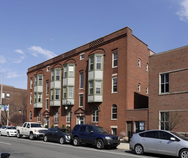 402 E New York St in Indianapolis, IN - Foto de edificio - Building Photo