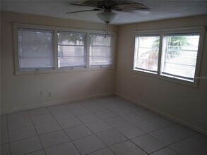 205 52nd Ave Dr W in Bradenton, FL - Foto de edificio - Building Photo