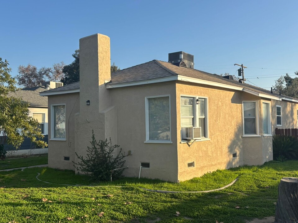 27 Quincy St in Bakersfield, CA - Building Photo