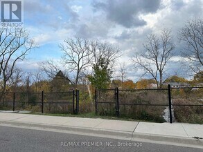 25 Pelican Ln in Hamilton, ON - Building Photo - Building Photo