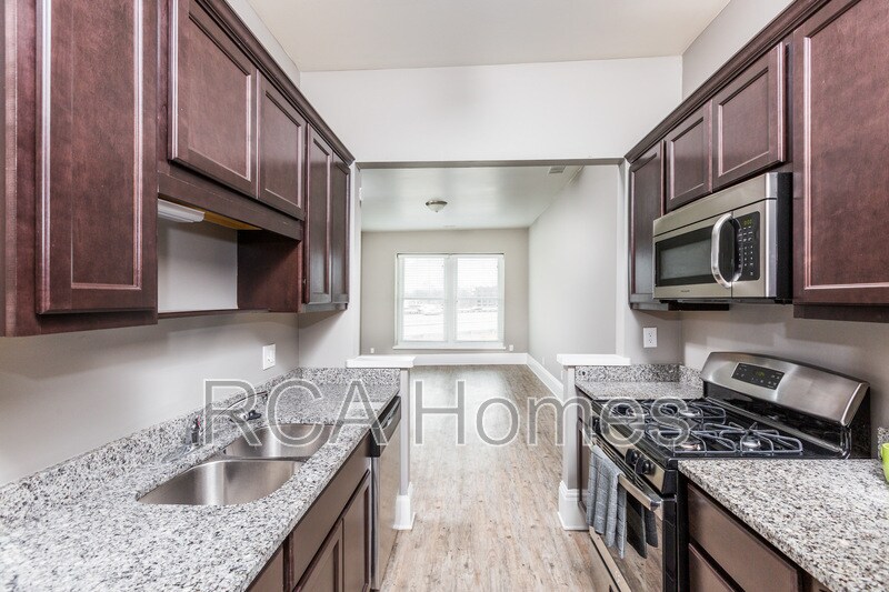 913 Massachusetts Ave in Indianapolis, IN - Building Photo