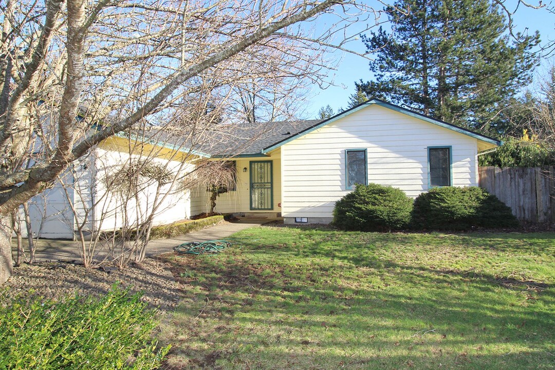 2122 SE Lewellyn Ave in Troutdale, OR - Building Photo