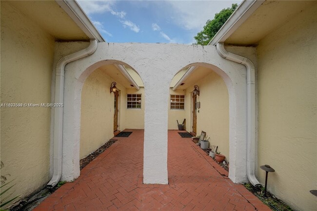 2401 SW 58th Manor in Fort Lauderdale, FL - Building Photo - Building Photo