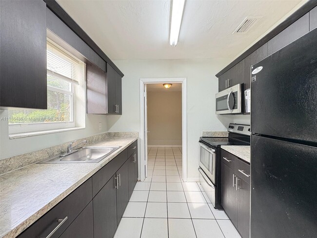 1051 NW 26th Ave in Fort Lauderdale, FL - Building Photo - Building Photo
