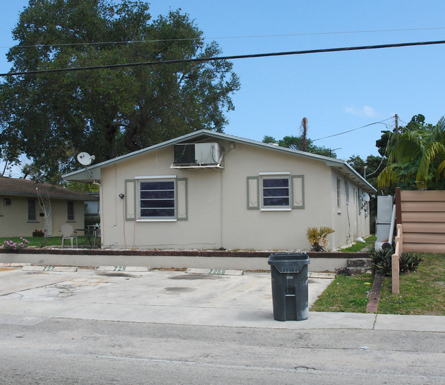 725-731 N 28th Ave in Hollywood, FL - Building Photo - Building Photo