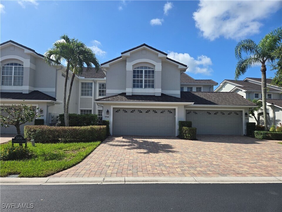 5896 3 Iron Dr in Naples, FL - Foto de edificio