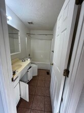 935 W Poplar St, Unit A in Springfield, MO - Building Photo - Building Photo