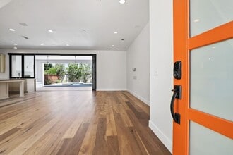 1650 Murano Pl in Costa Mesa, CA - Foto de edificio - Building Photo