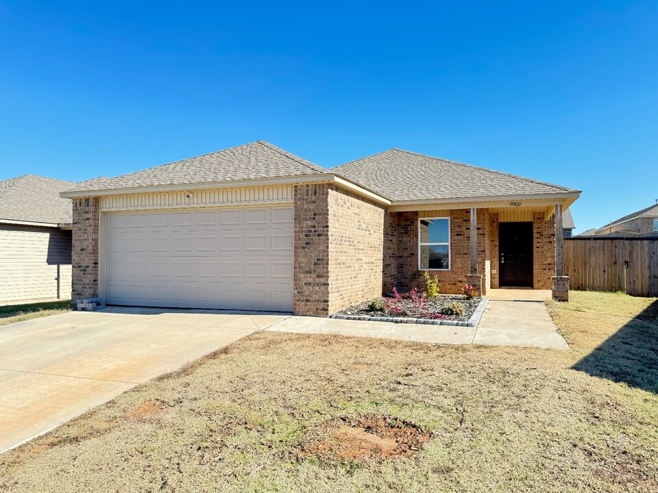 9900 Copperhead Rd in Yukon, OK - Building Photo