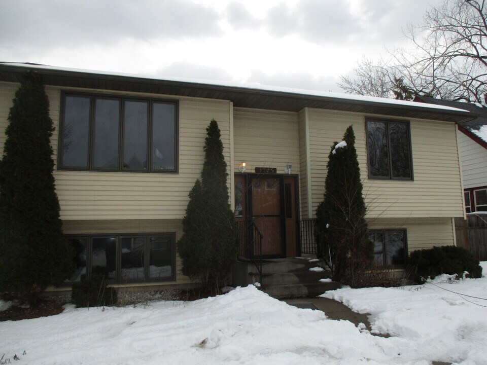3725 36th Ave S in Minneapolis, MN - Building Photo