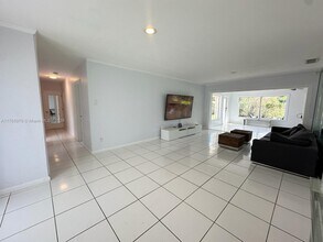 9810 SW 19th St in Miami, FL - Foto de edificio - Building Photo