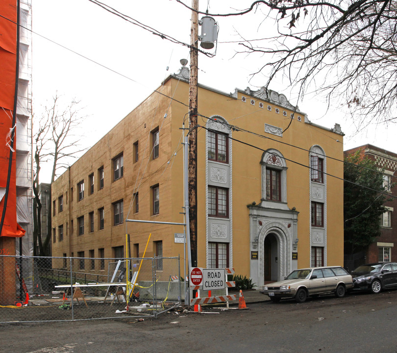 Teshnor Manor in Portland, OR - Building Photo