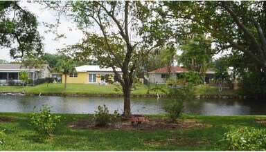 7870 Dixie Beach Cir in Tamarac, FL - Building Photo - Building Photo