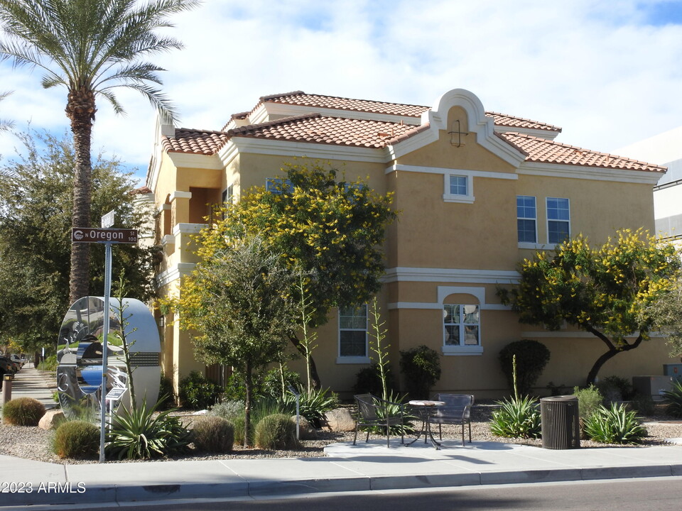 121 N California St in Chandler, AZ - Building Photo