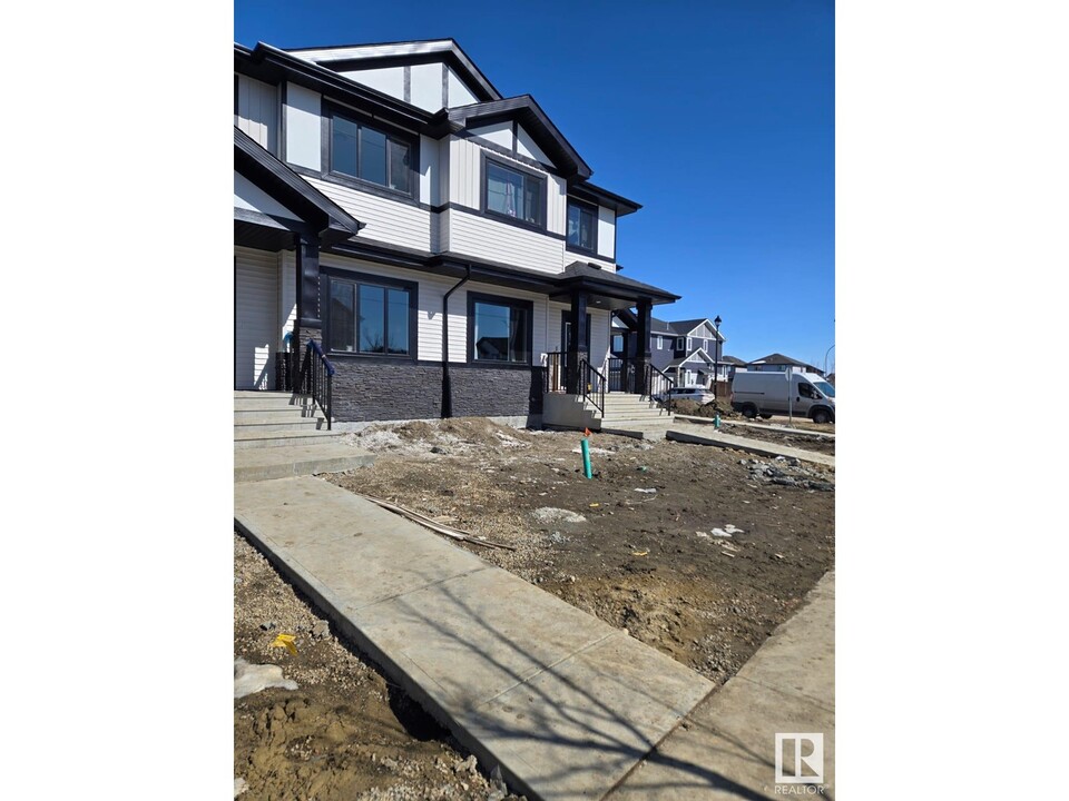 9802 107 St in Morinville, AB - Building Photo
