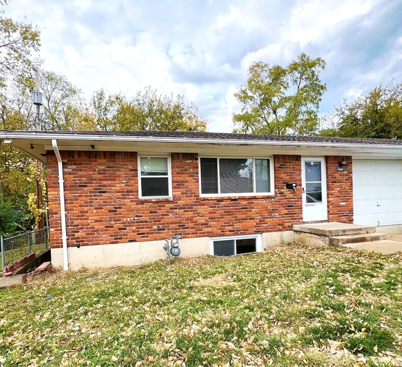 2320 S Grand Ave in Independence, MO - Building Photo