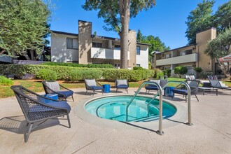 Chatsworth Pointe Apartment Homes in Canoga Park, CA - Foto de edificio - Building Photo
