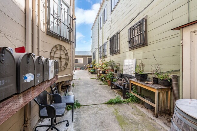 1214 13th Ave in Oakland, CA - Building Photo - Building Photo