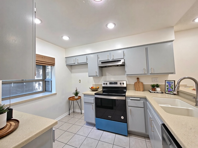 25369 Pine Creek Ln in Los Angeles, CA - Building Photo - Building Photo