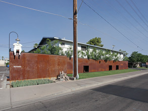 Beautiful Renovations One and Two Bedrooms in Tempe, AZ - Foto de edificio - Building Photo