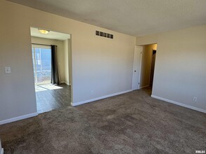 1969 Queens Dr in Bettendorf, IA - Building Photo - Building Photo