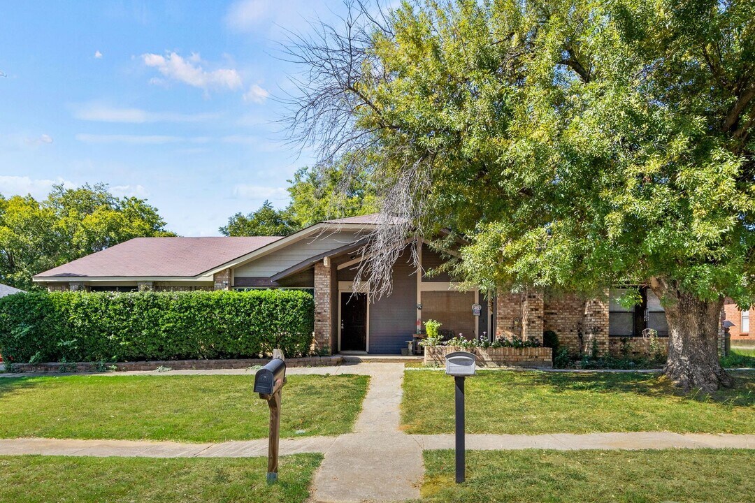 3017 Hilltop Dr-Unit -3017 Hilltop Dr. in Euless, TX - Building Photo