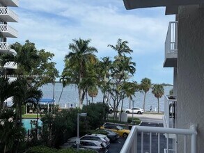 1440 Brickell Bay Dr in Miami, FL - Building Photo - Building Photo