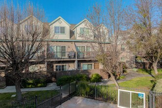 Magpie Creek Condominiums in Sacramento, CA - Foto de edificio - Building Photo