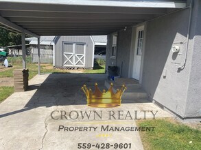 561 S Elm St in Pixley, CA - Building Photo - Building Photo